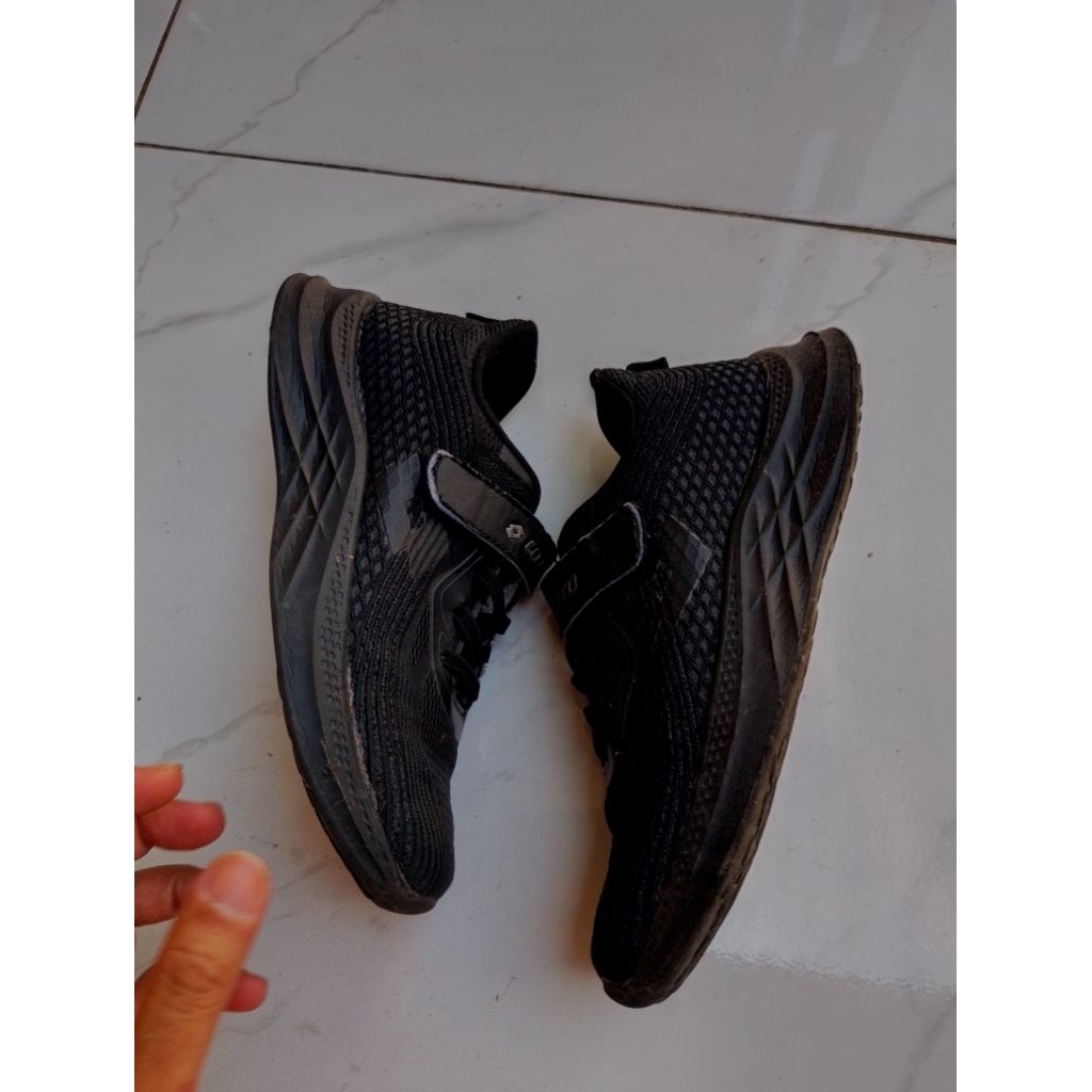 sepatu anak hitam lotto