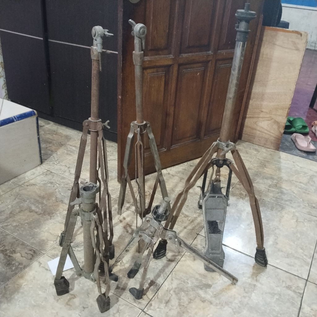 Dijual 5 pcs stand/tripod besi kondisi bekas karaoke , cafe