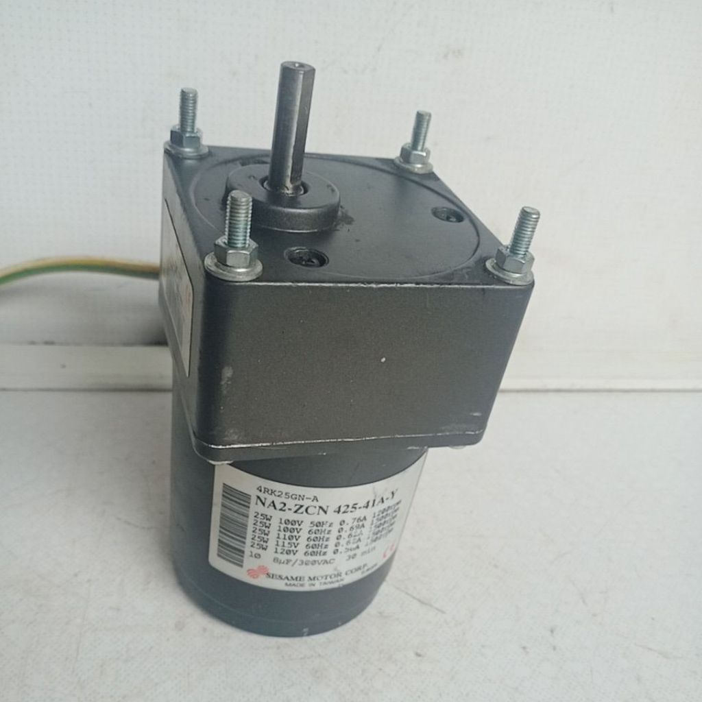 GEARBOX MOTOR AC 100 VOLT.   25 WAT.  60 RPM.  RATIO 1:25.