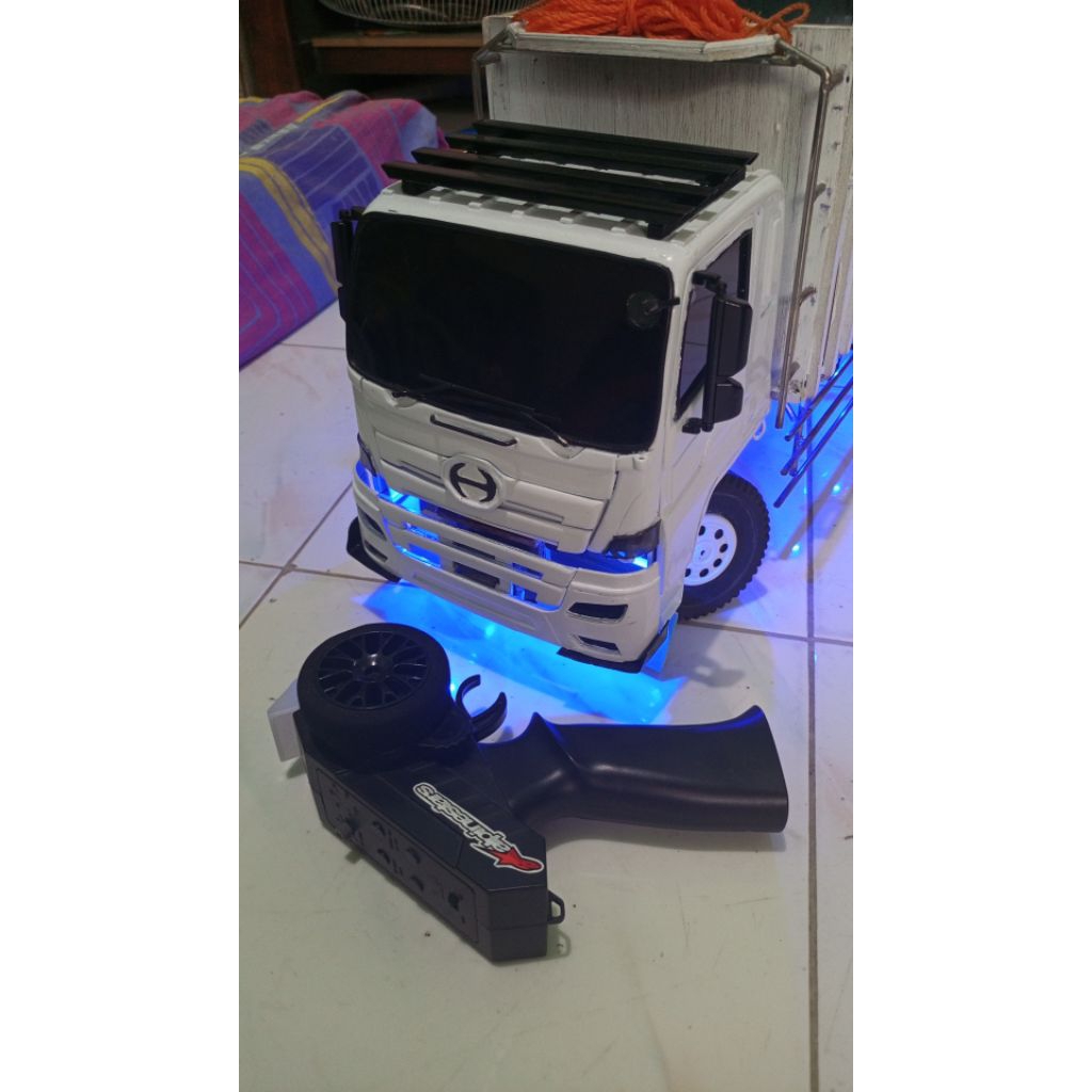 Miniatur Truk Rc Hino skala 1:16
