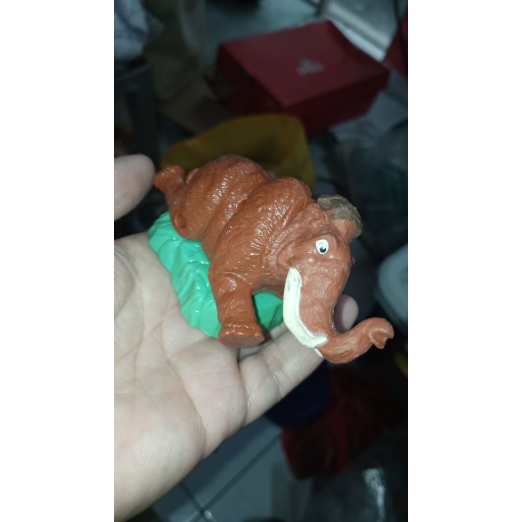 figure gajah ice age mainan