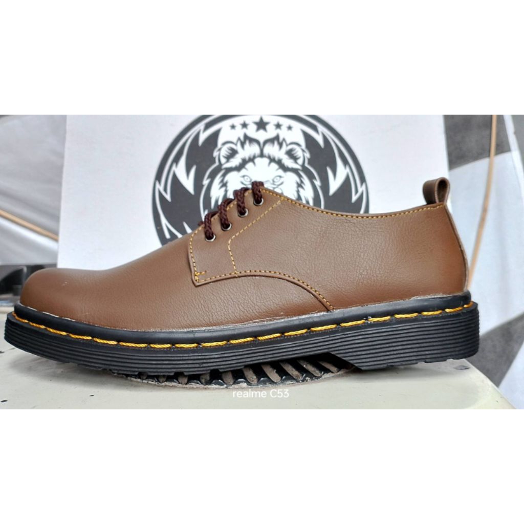 Sepatu Docmart wanita kulit