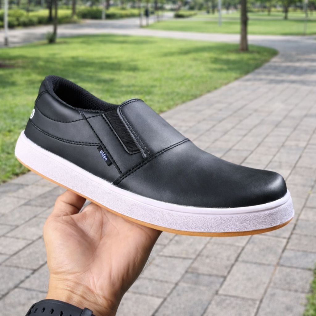 Aldhis Sepatu Slip On Pria Casual Sneakers Tanpa Tali Hitam Putih Sol Karet Gum Antislip