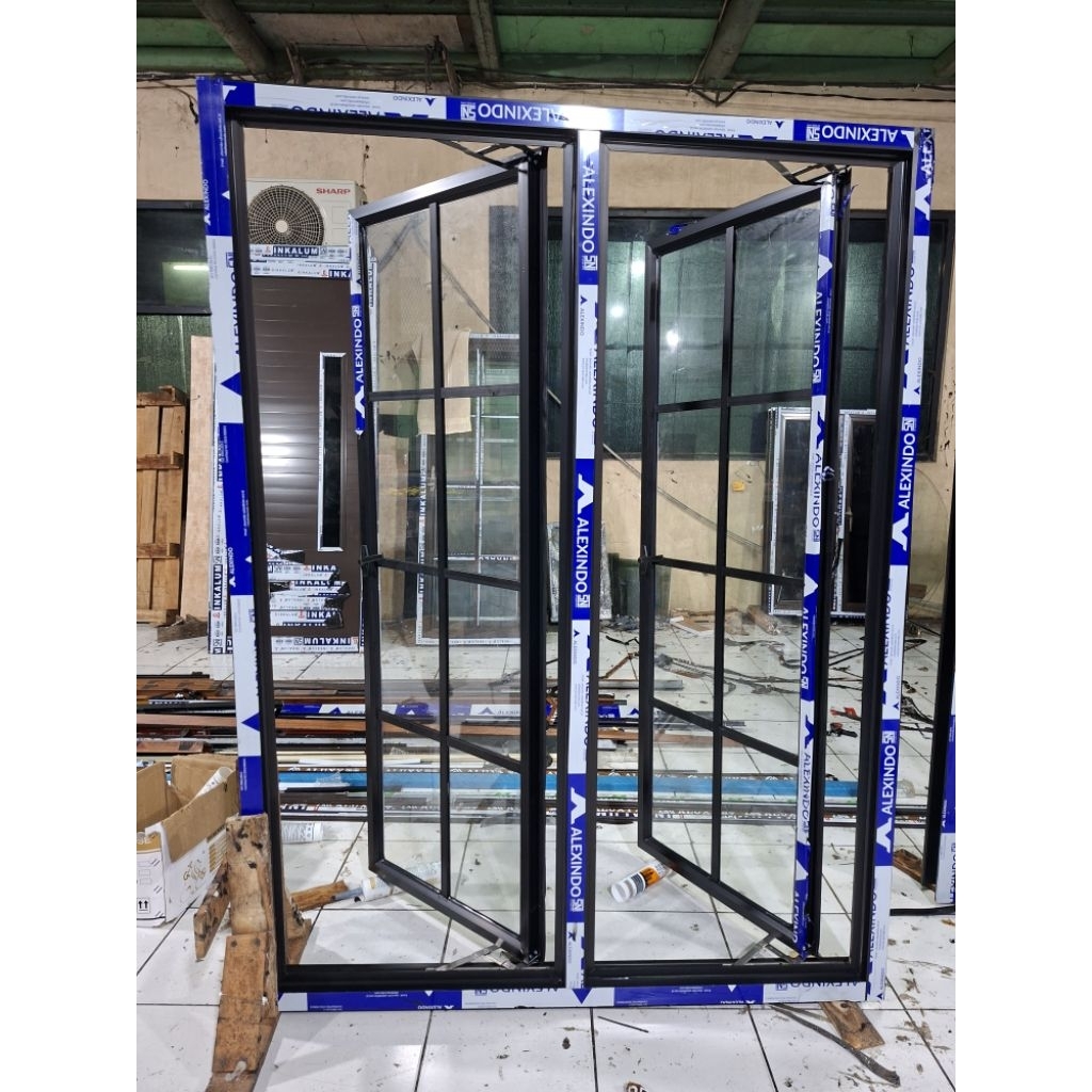 jendela aluminium 2 daun merek alexindo kaca 5mm kusen 3inc merel i kalum bukaan 1 arah L 120 T 150