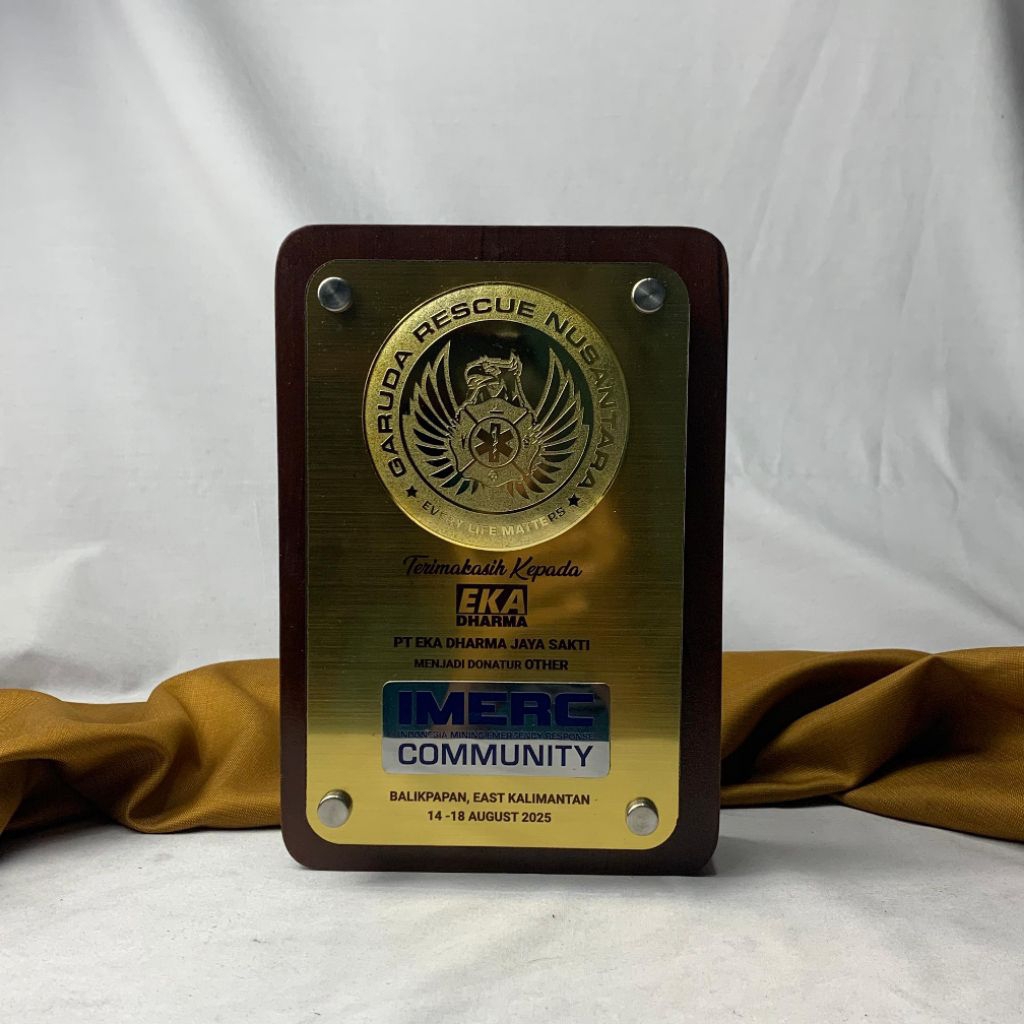 plakat kayu plat kuningan