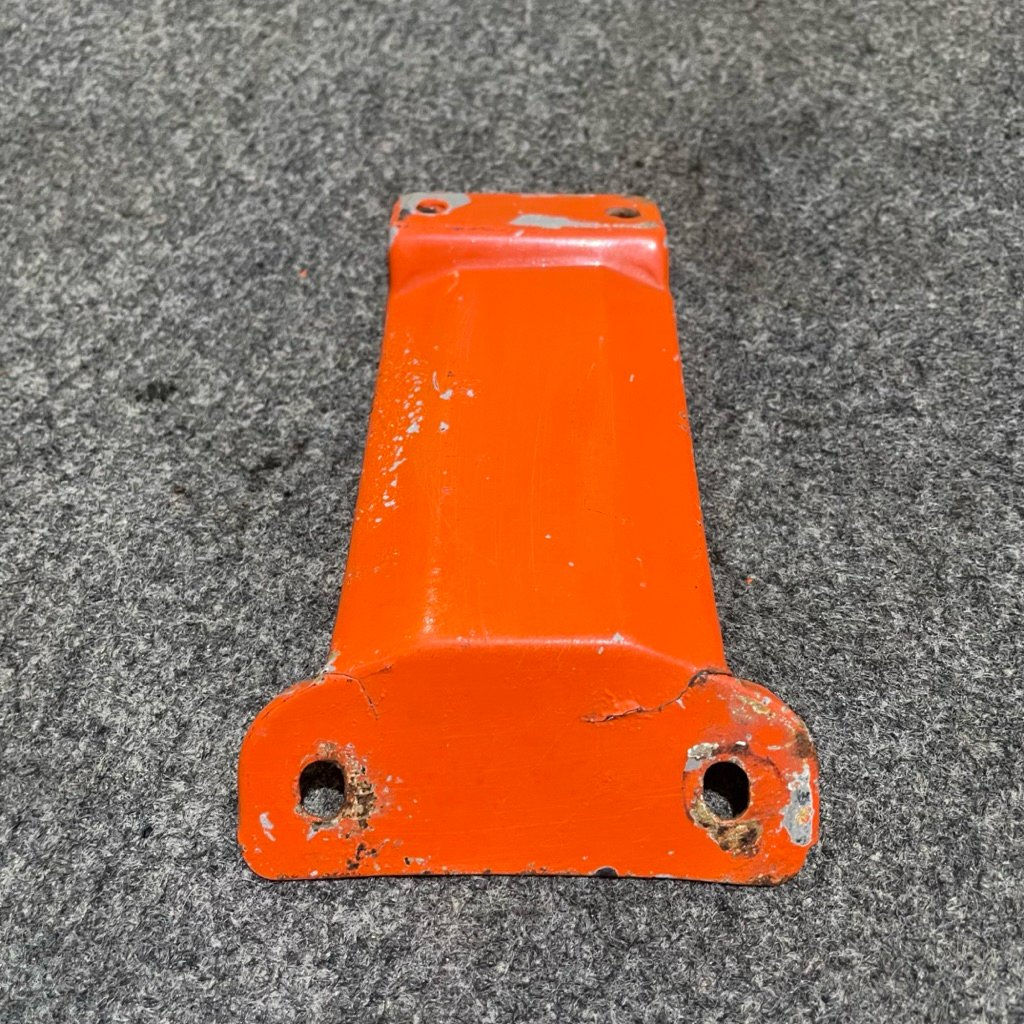 bracket dudukan plat nomor belakang bagian dalam suzuki crystal original