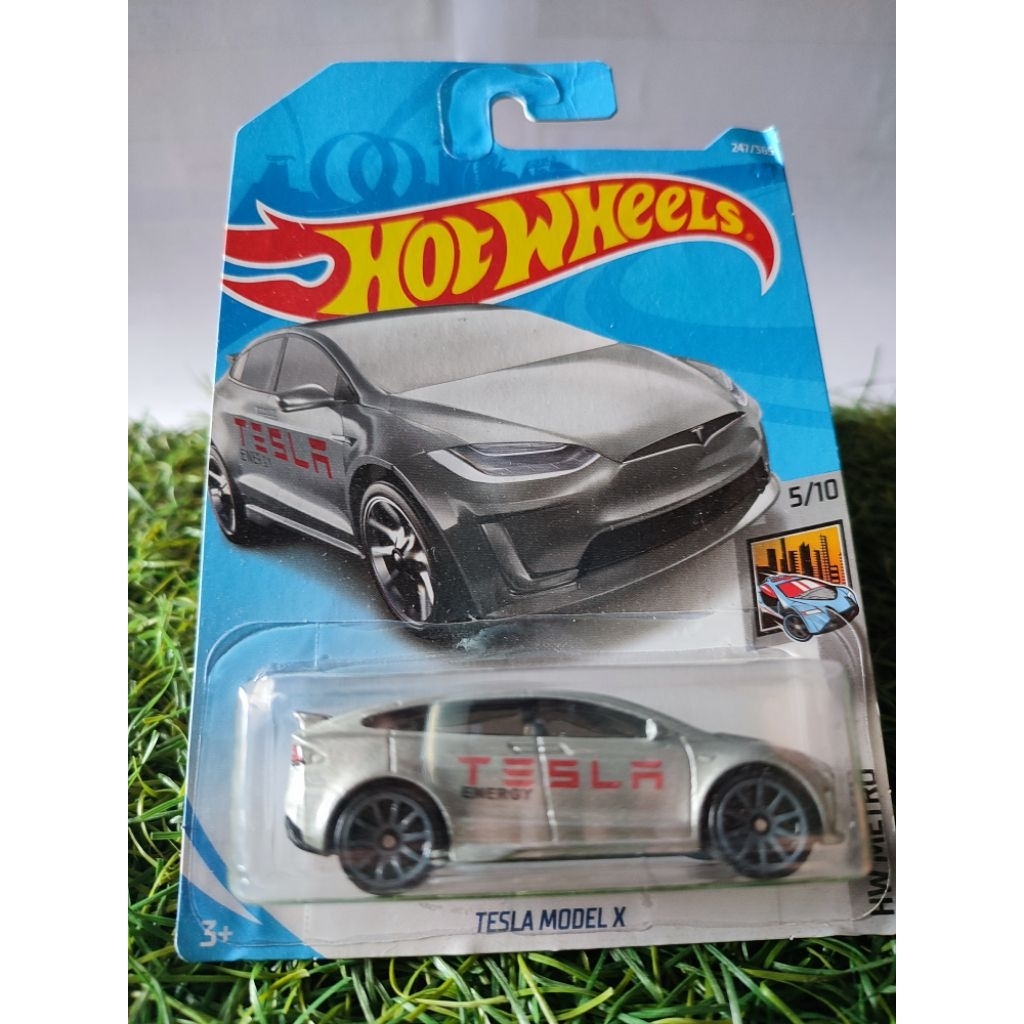 Hot Wheels Tesla Model X berwarna perak