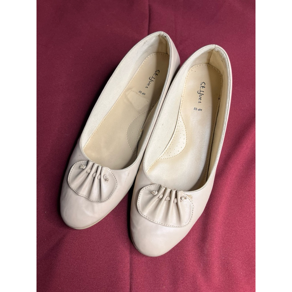 PRELOVED SEPATU HEELS ST. YVES, HEELS WIDE FIT CREAM, HEELS WISUDA, HEELS BIG SIZE JUMBO KAKI LEBAR