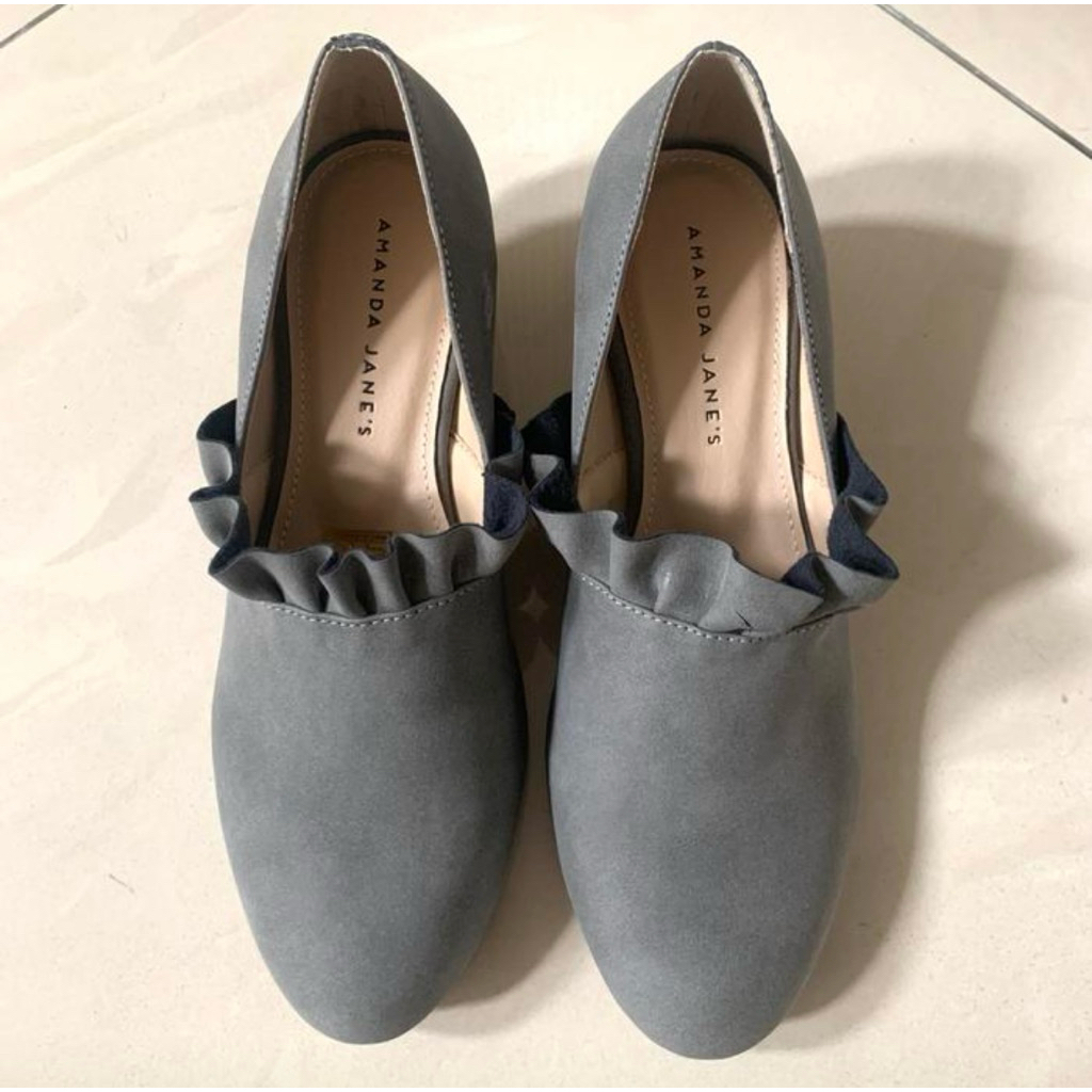 Amanda jane ruffle dark grey shoes small heels velvet | separu ruffle hak pendek wanita abu-abu