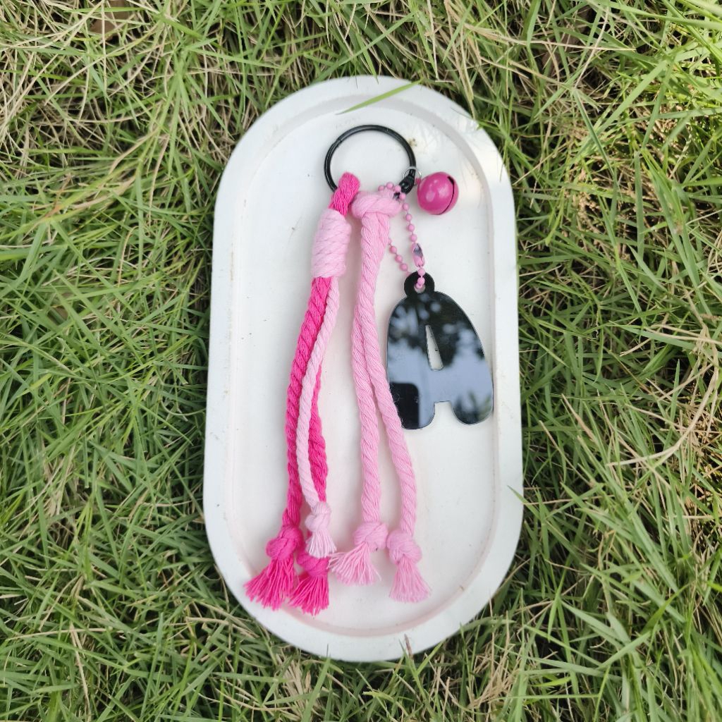 Gantungan tali huruf akrilik ver.1