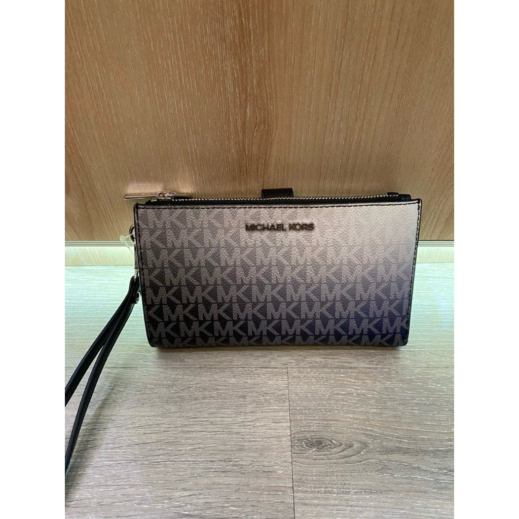 MK246 MK jet set travel phone wallet signature black