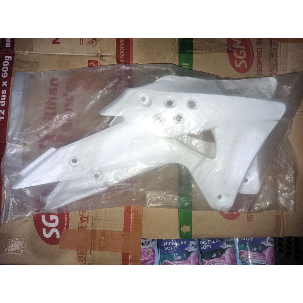 Air Scoop Gordon warna putih. COVER TANKI KLX. BODY KLX GORDON
