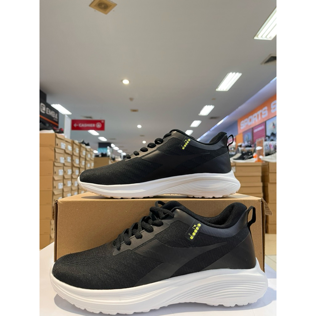 sepatu lari buat pria diadora nitro warna hitam