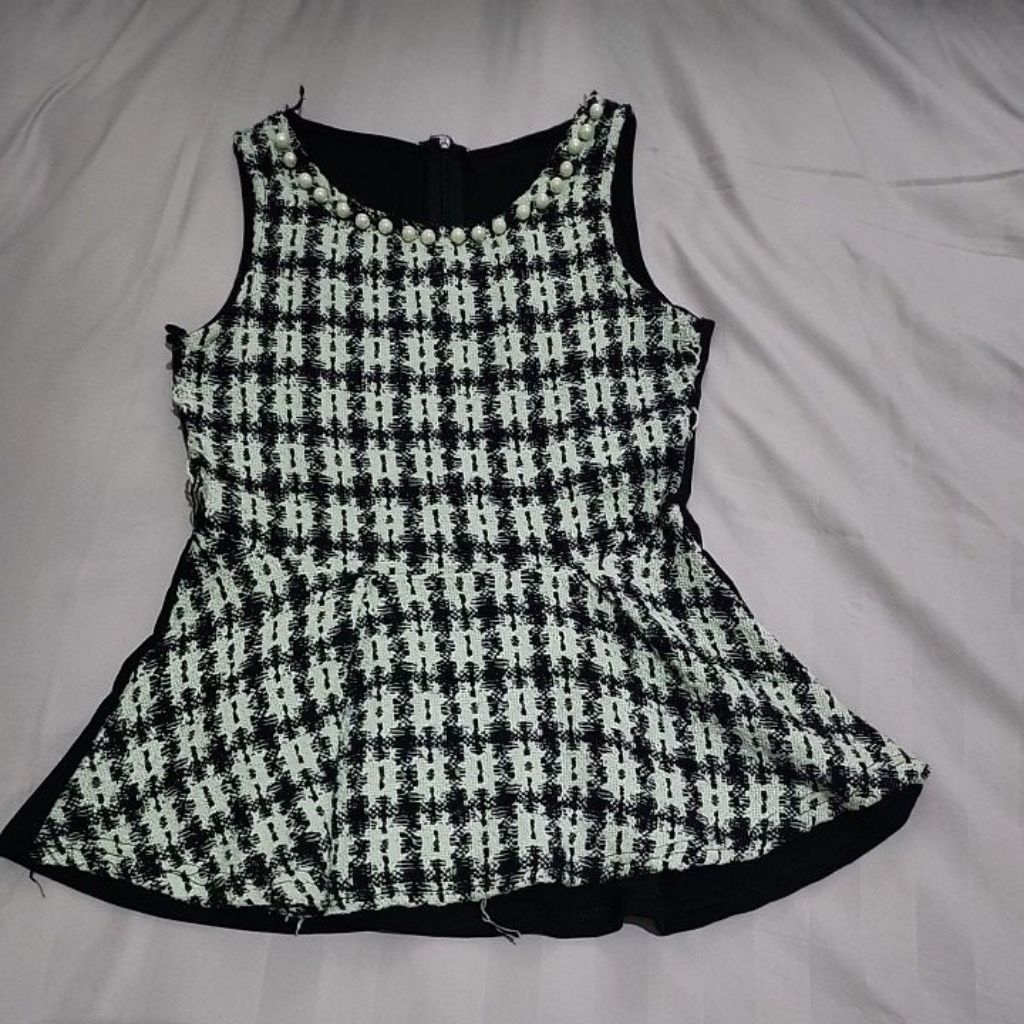 Atasan Hitam dengan Mutiara Tweed