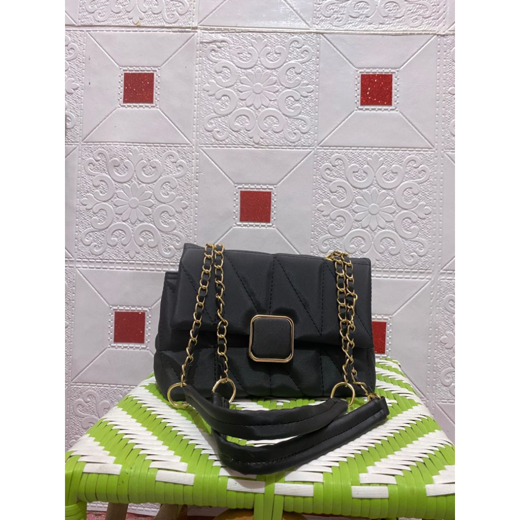 Tas wanita hitam kotak emas