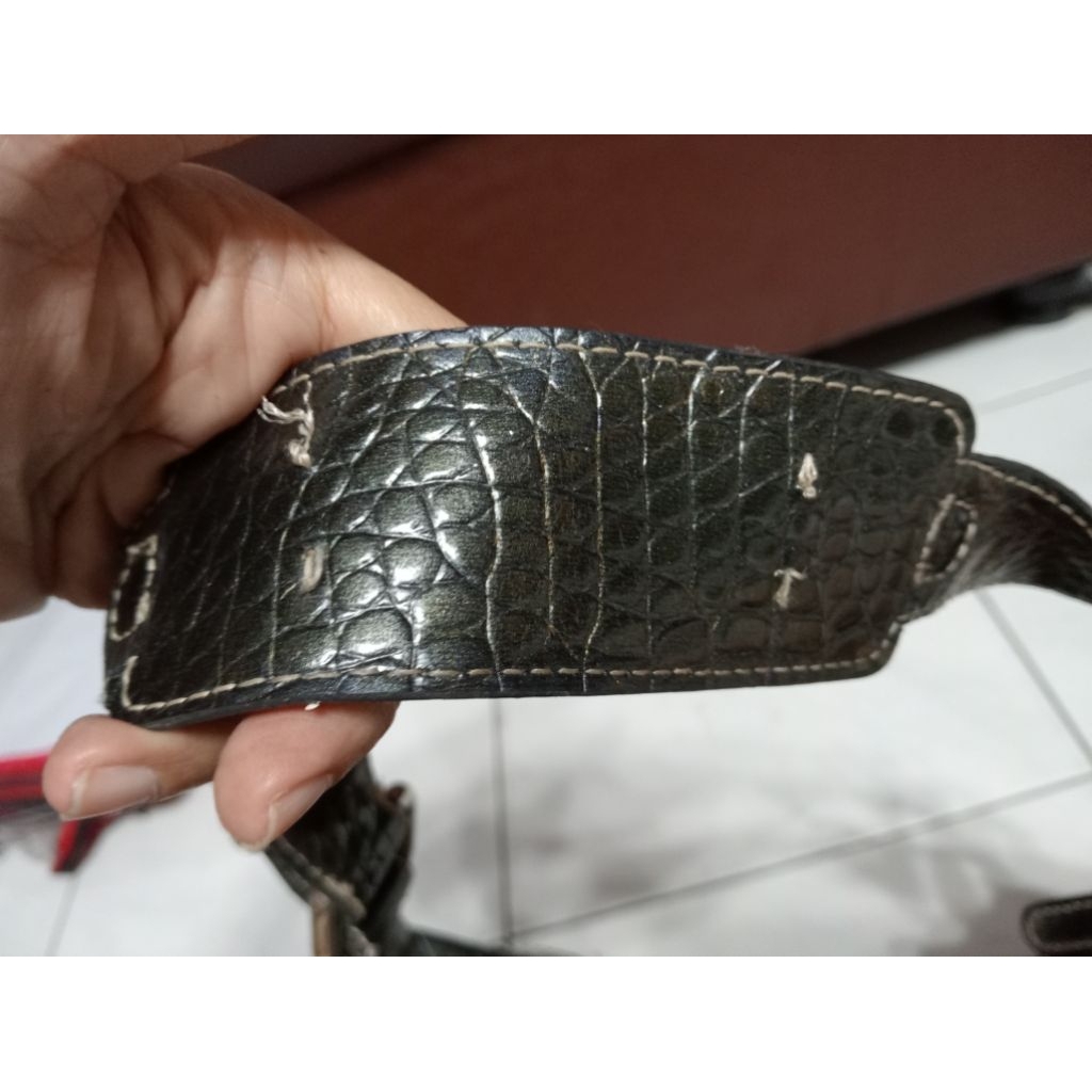 Tas Sling Dan Tenteng Wanita Merek Guess
