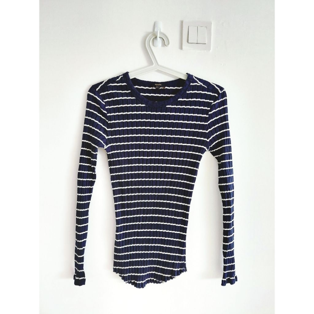 Kaos wanita, merk massimo dutti, size S, warna biru garis putih
