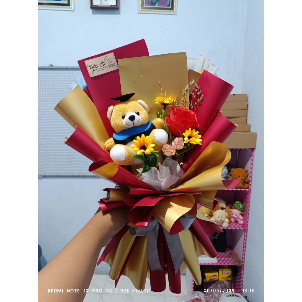 BUKET BONEKA BUNGA - BUKET WISUDA - BUKET BONEKA WISUDA - BUKET BUNGA DAN BONEKA - BUKET BUNGA