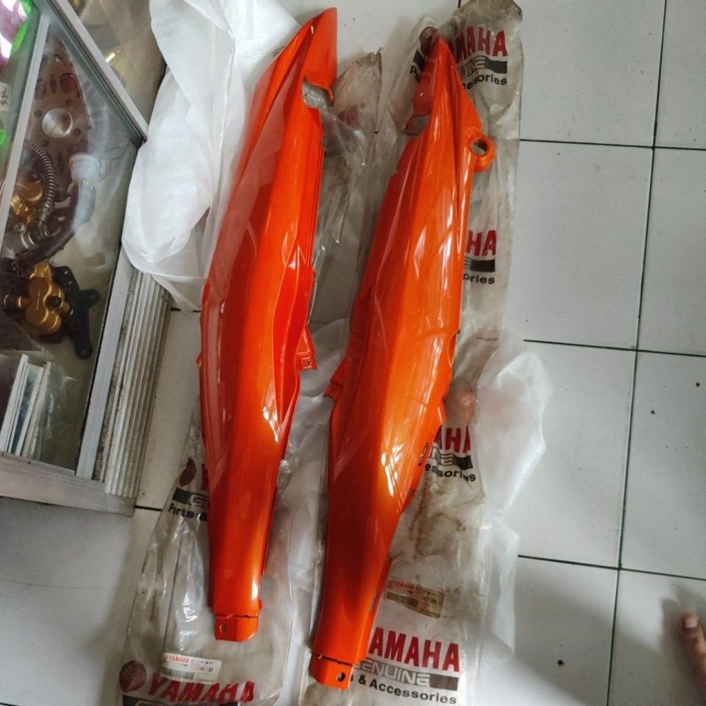 Cover Body Belakang Jupiter Z Burhan Oren Orange 2P2-F1731-00-P1 / 2P2-F1741-00-P1 Original YAMAHA