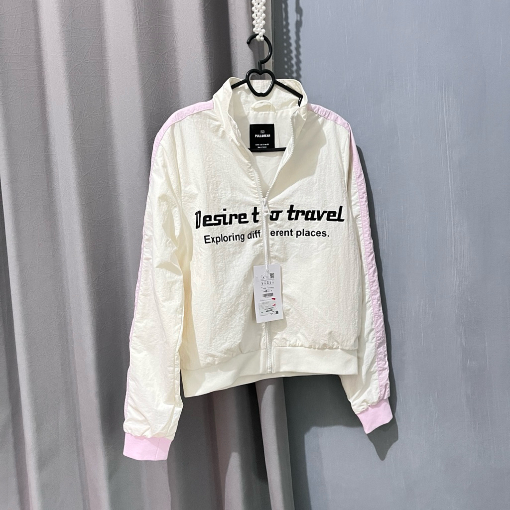 jaket parasut putih pull&bear