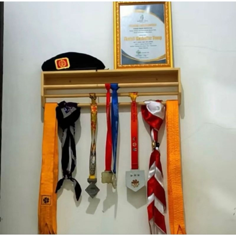 rak piala rak gntungan medali