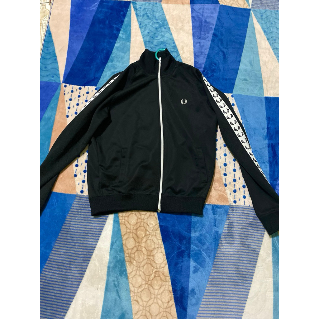 Jaket Tracktop Fred Perry Unisex - Hitam, Nyaman Dipakai, Bahan Tebal