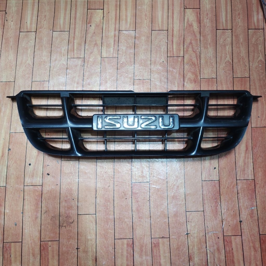 Grill Isuzu panther kapsul 2000-2002 Original