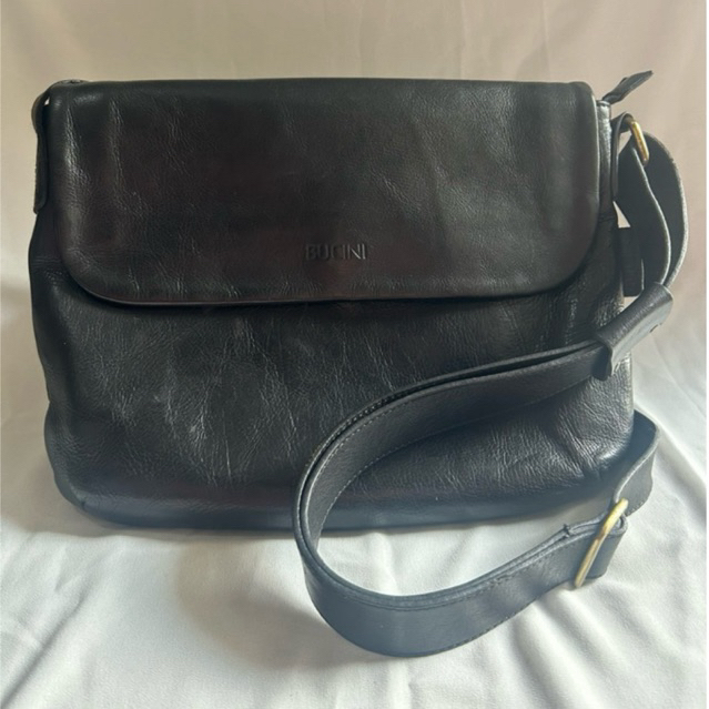 clearance sale preloved | Tas Slempang Kulit unisex BUCINI ori