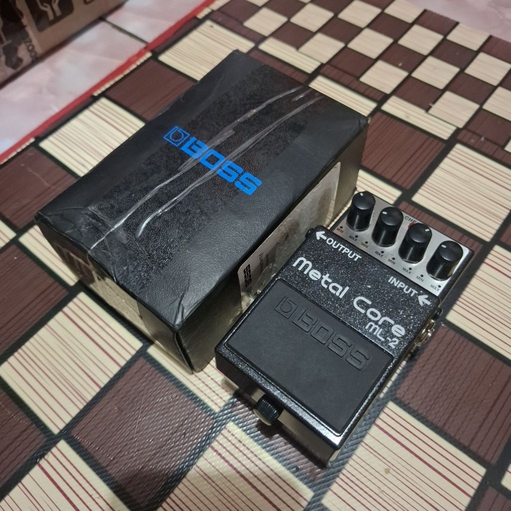 Efek Gitar Boss Metal Core ML2