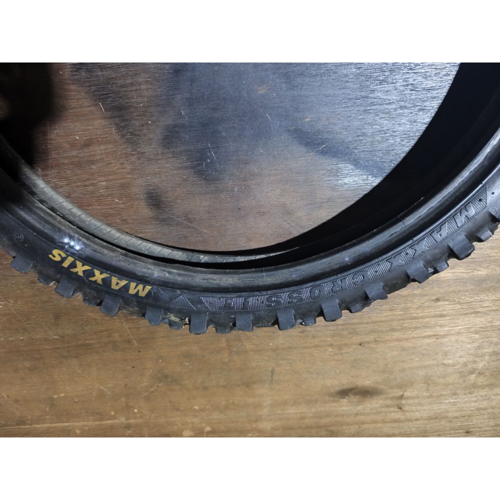 Jual ban ring 21 maxxis cross ukuran 80/100 .bekas