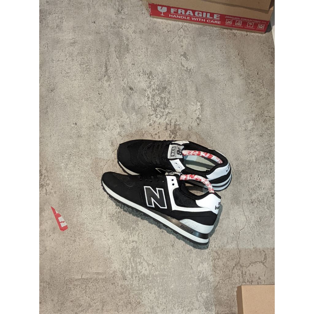 Nb574 black white