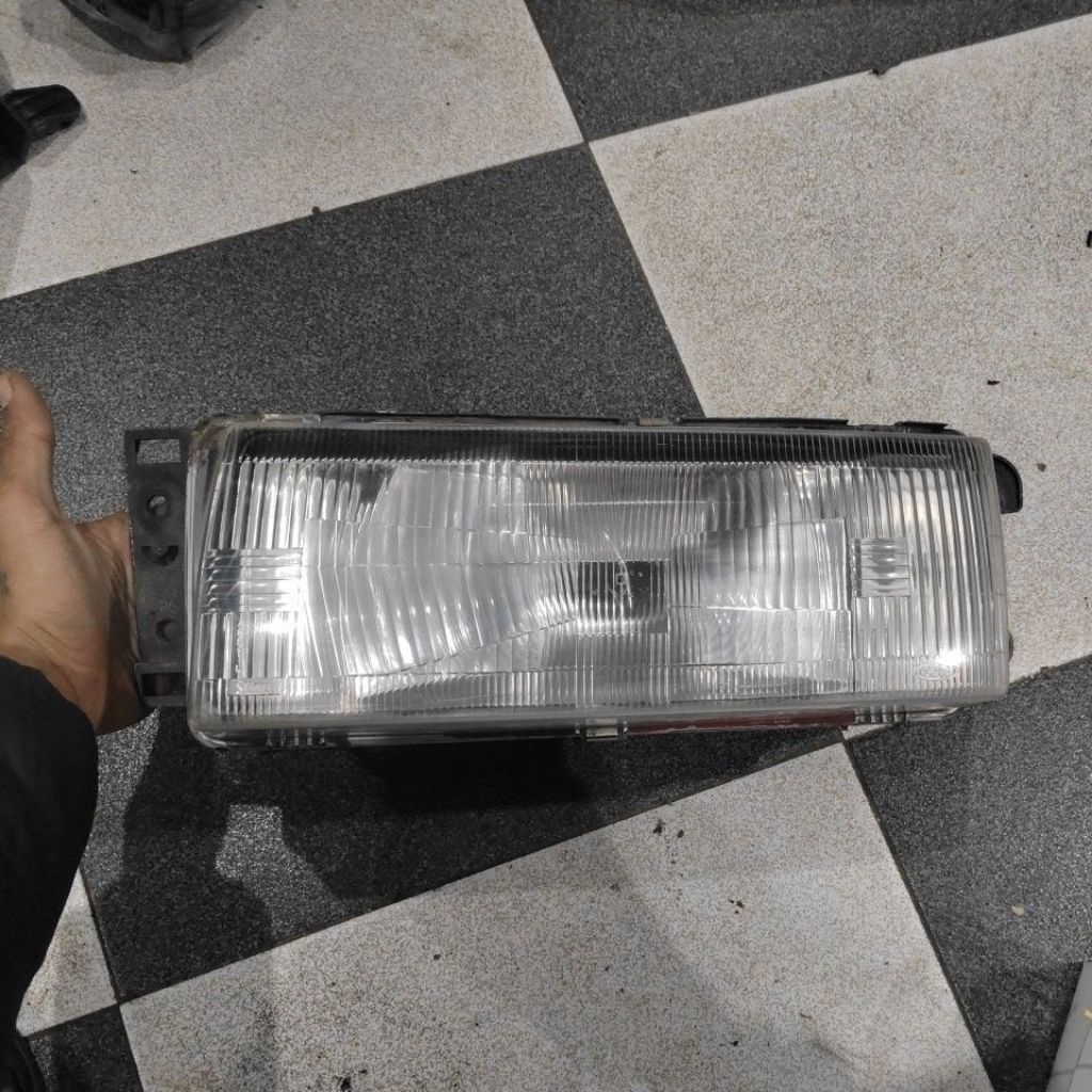 lampu depan ford laser kiri