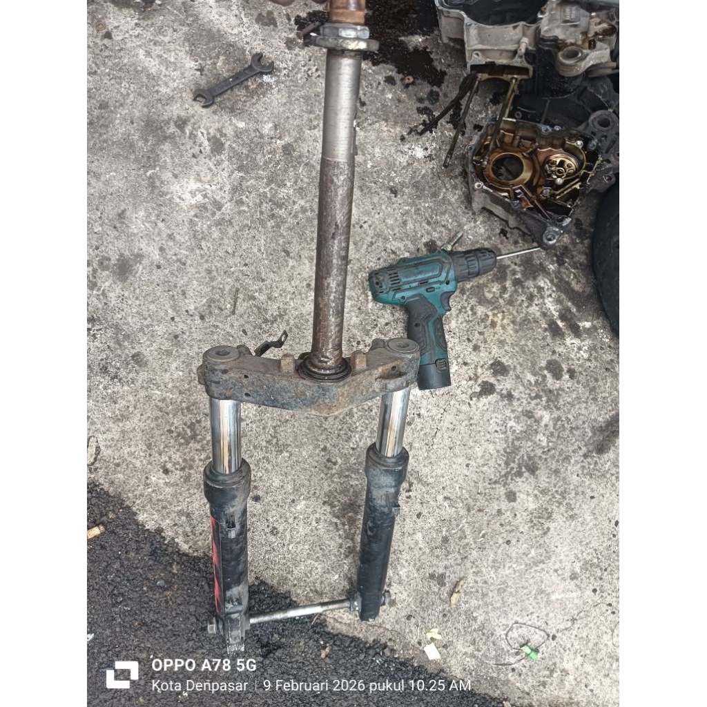 shock Kymco as 31  segitiga seperti d Poto