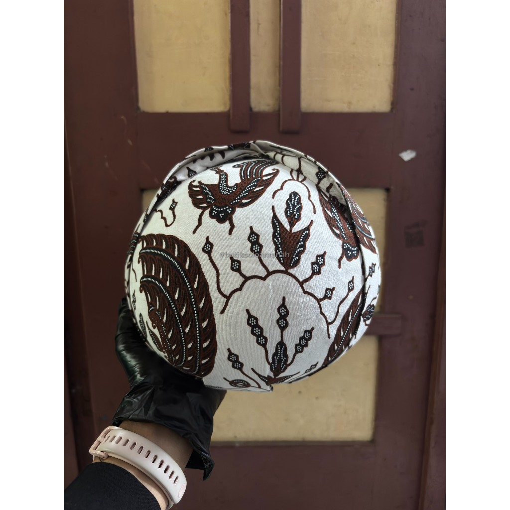 BLANGKON SOLO MOTIF WAHYU TUMURUN PUTIH ANASTASSIACHRISTANTI