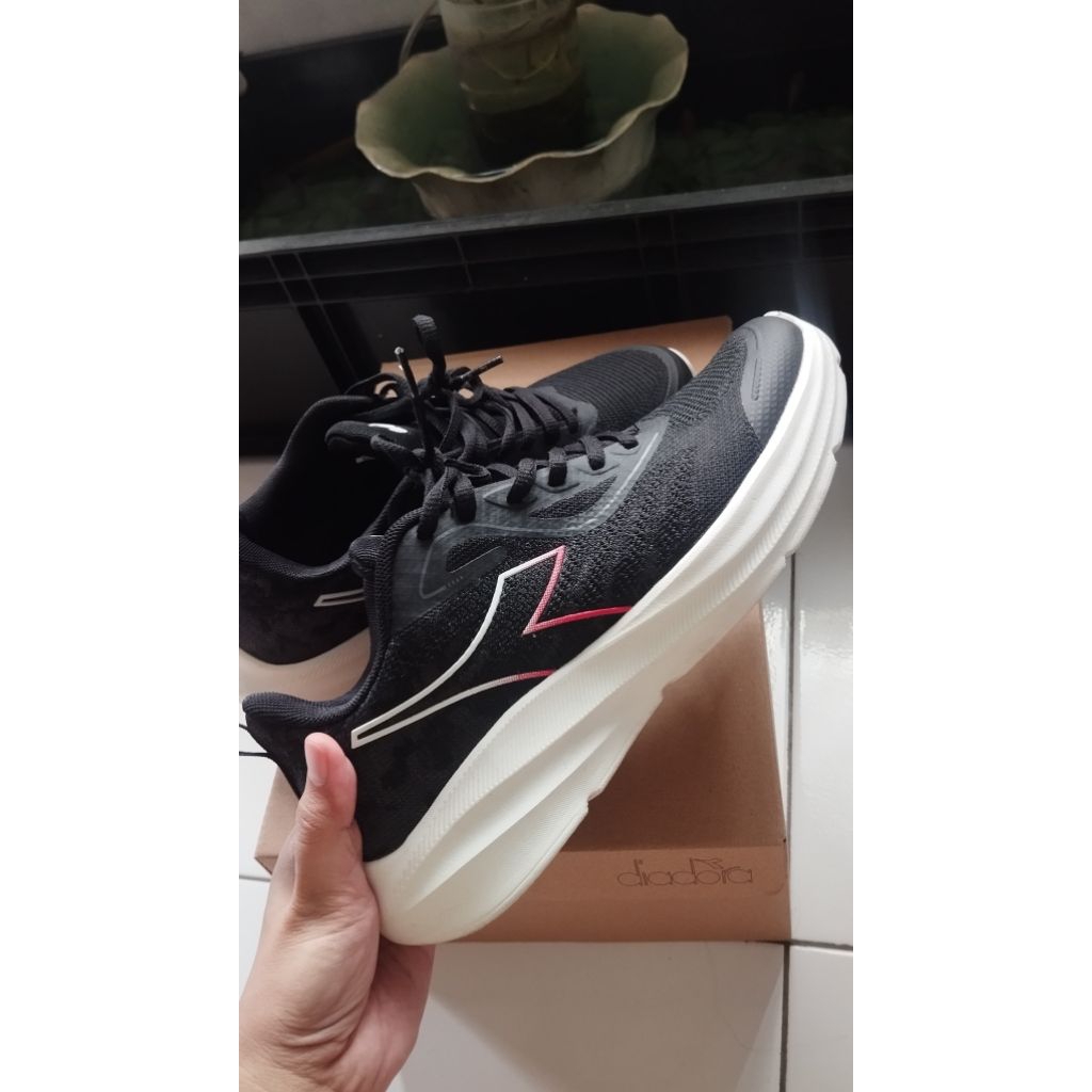 sepatu sekolah. sepatu diadora unisex. sepatu hitam. running, jalan.olahraga