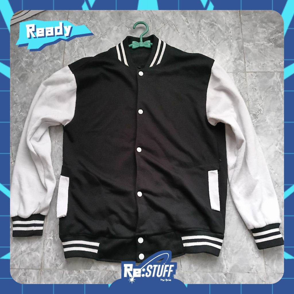 [BEKAS] Jakt Hitam Varsity Pria Kondisi Minus - Size M