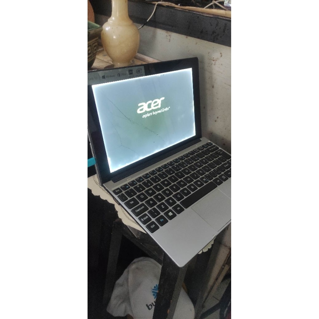 Notebook Acer Aspire One 10 Windows Bisa Lepas Jadi Tablet. LCD Pecah, Stuck Logo. (Bahan)