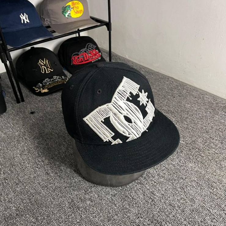 DC X NEW ERA SNAPBACK HITAM SIZE 7 5/8 58-60CM