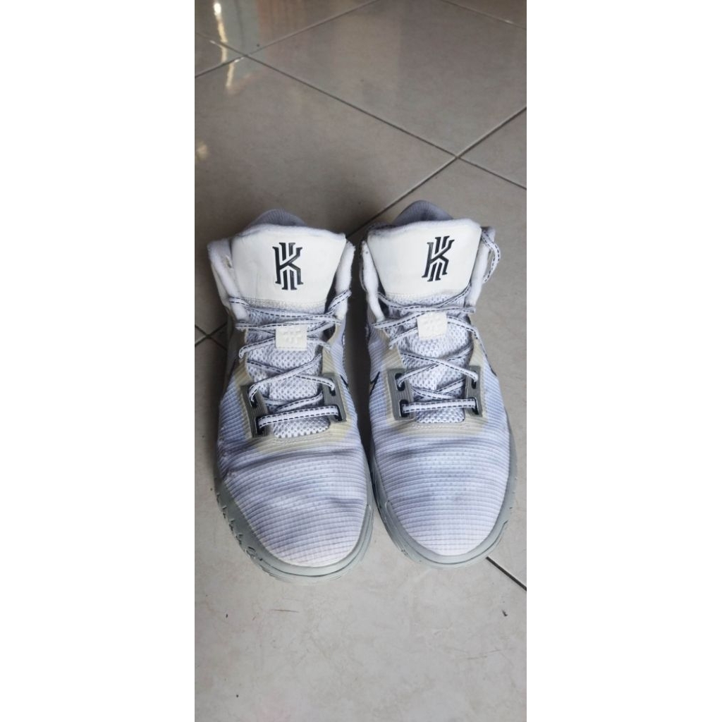 Nike Kyrie Flytrap 4 white metalic silver size 43