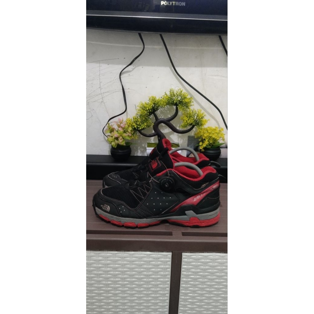 Size 40.5 • Sepatu Trail Run TNF BOA Black Red