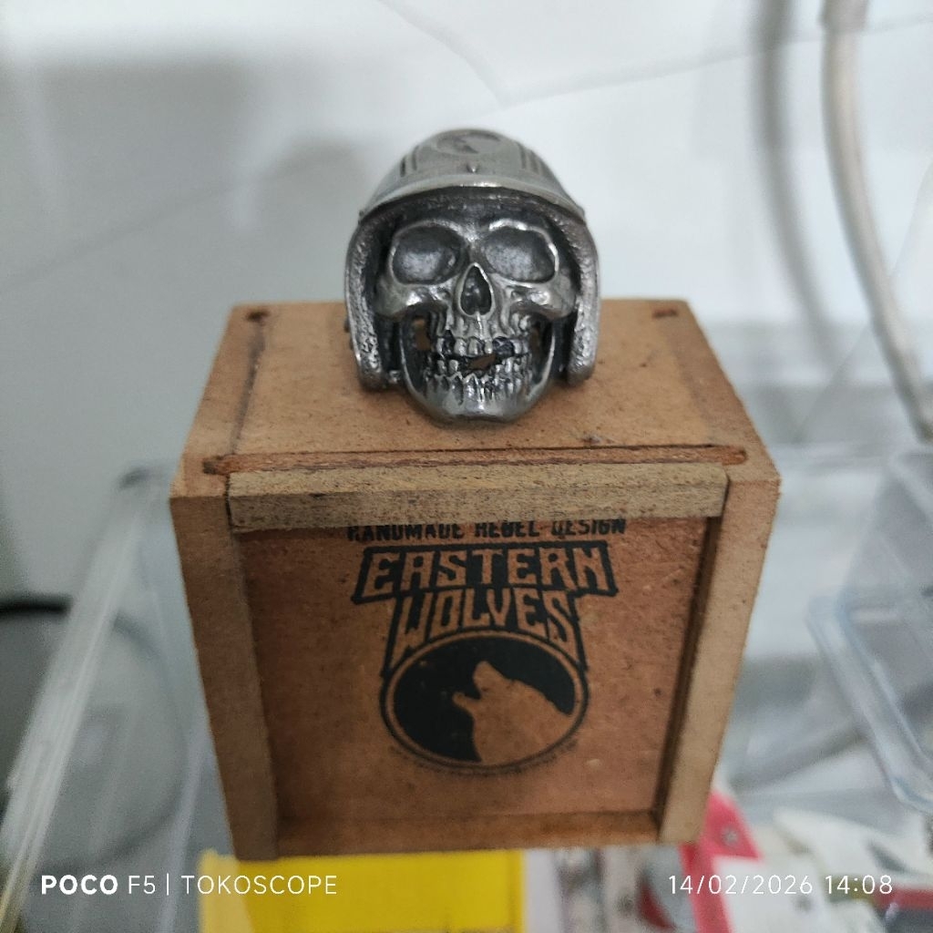 Cincin tengkorak biker skull ring Eastern Wolves langka.