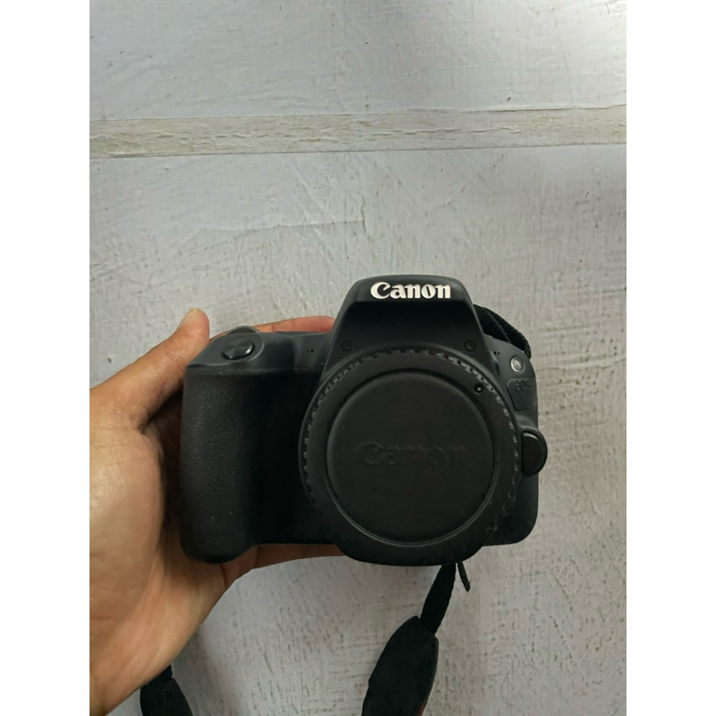 CANON EOS 200 D