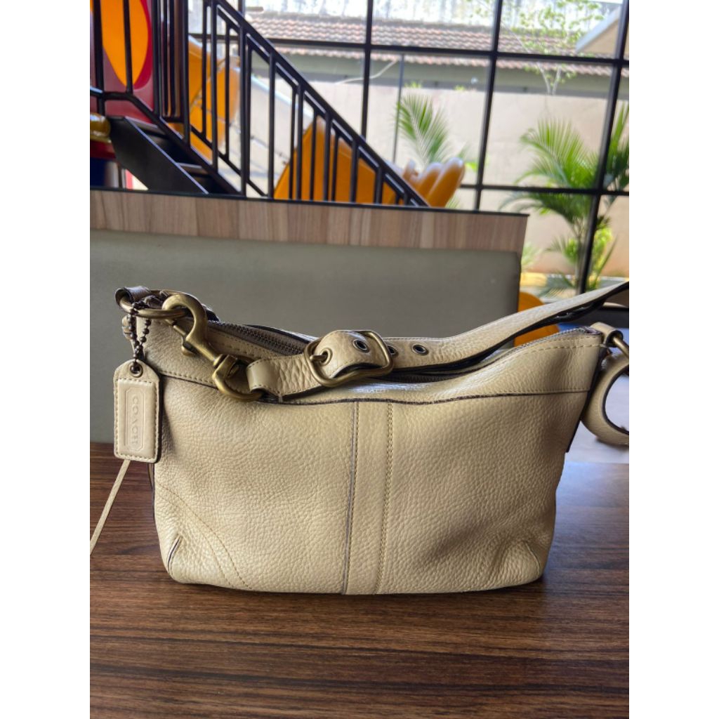 Tas warna cream slingbag