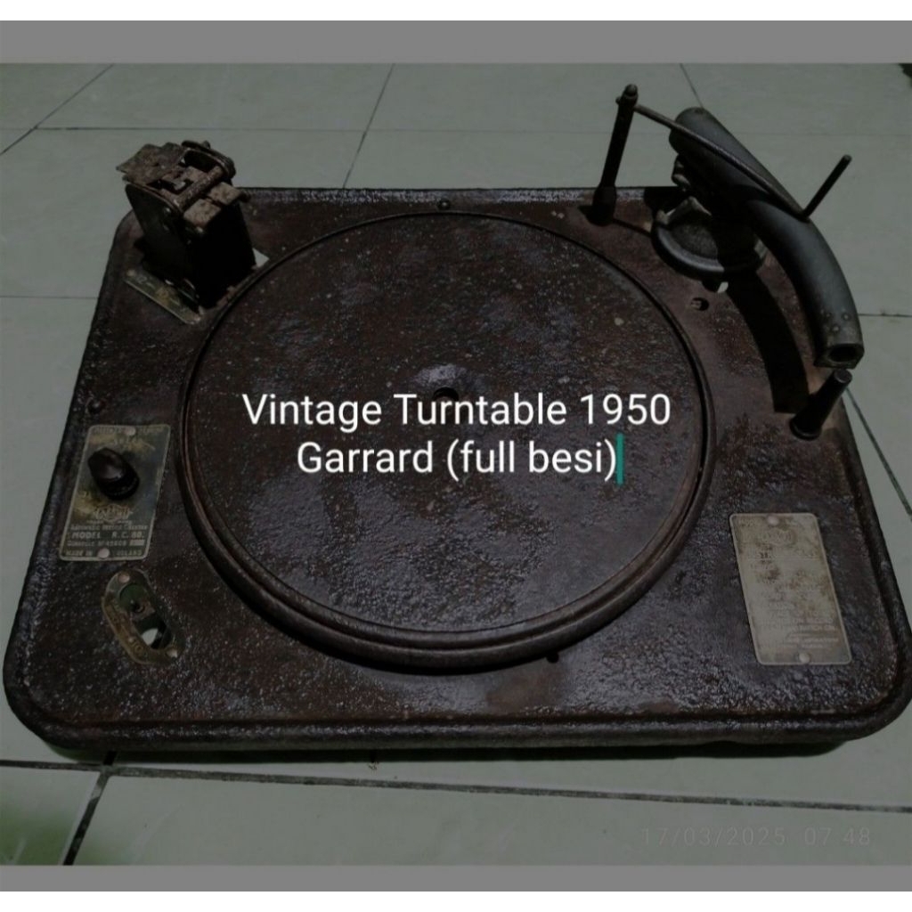 Pajangan Mesin Turntable pemutar Piringan Hitam (vinyl) vintage