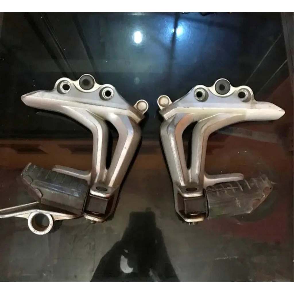 foostep step belakang Yamaha Jupiter z barang asli original cabutan masih bagus satu set.