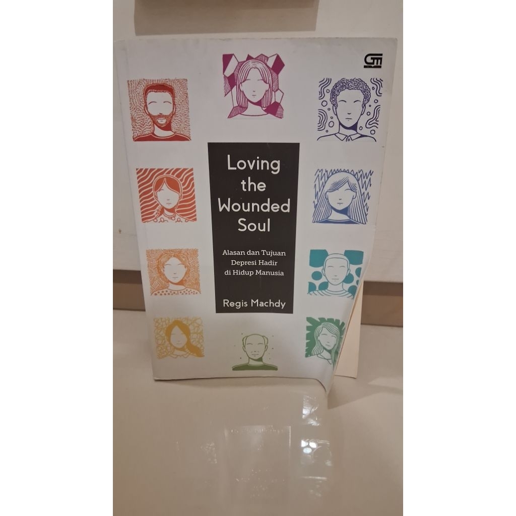 Buku Loving the wounded soul - regis machdy (preloved)