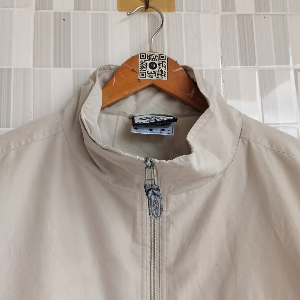 1362. TRACKTOP UMBRO WARNA CREAM SIZE XL   PRELOVED