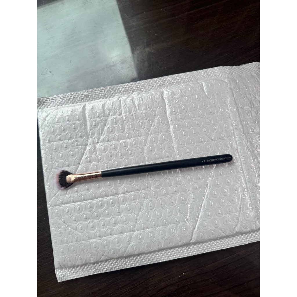 aeris single brush brow highlight