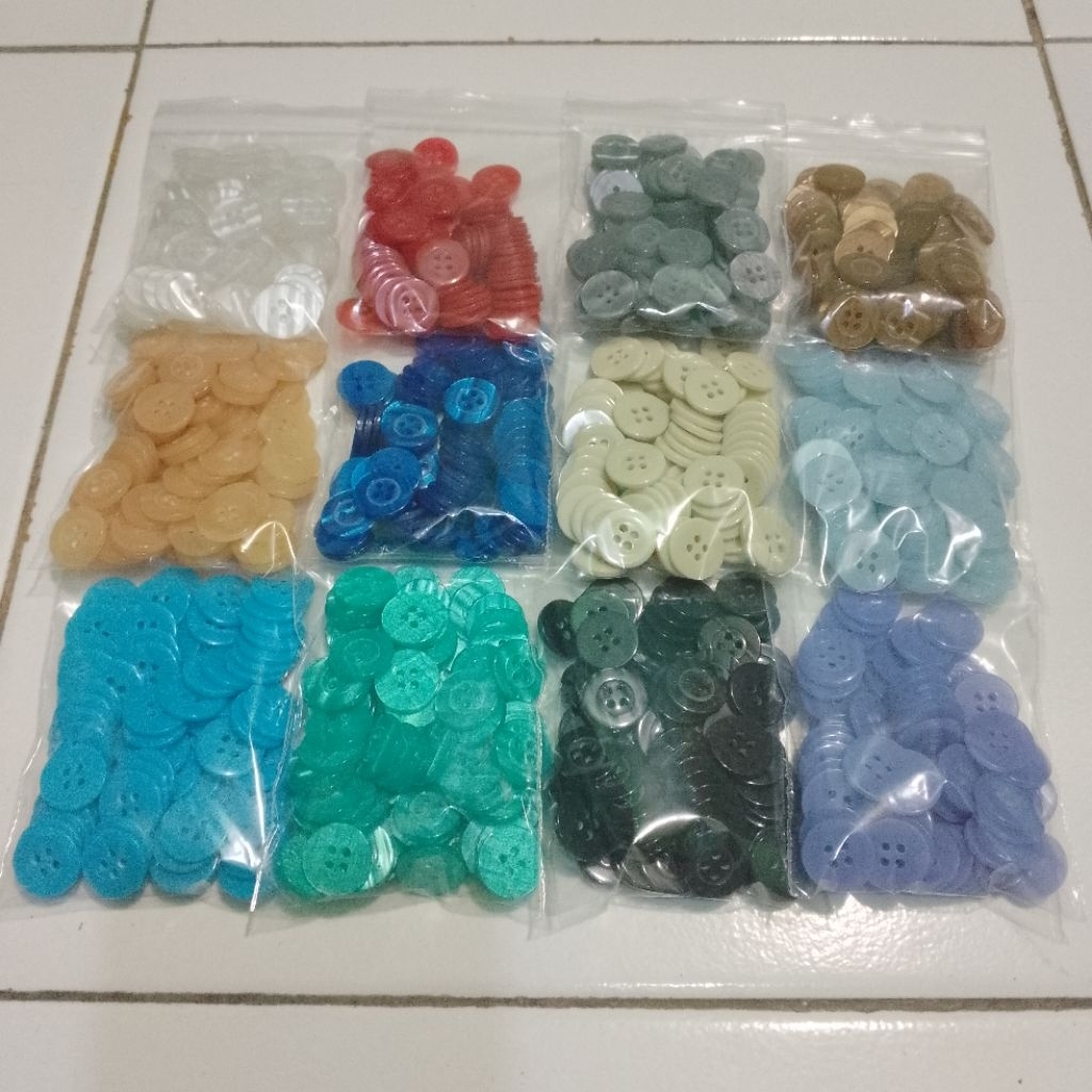 12 lusin- kancing baju dinas, kancing 15M/24L ,kancing lubang 4, kancing pdh lubang 4 kebutuhan menj