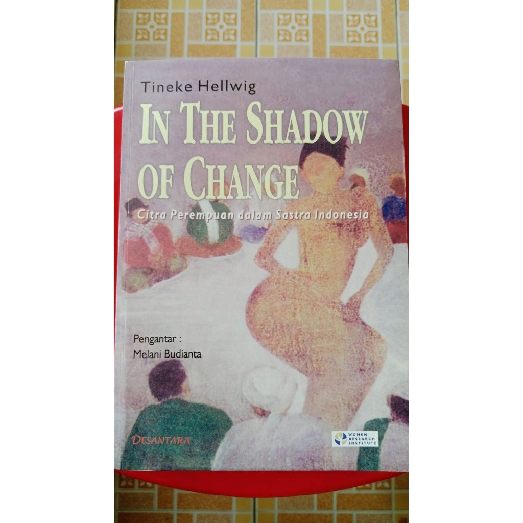 In the Shadow of ChangeCitra Perempuan dalam Sastra Indonesia